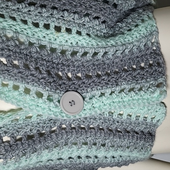 Turquoise and grey crochet shrug with button closure - Picture 2 of 3